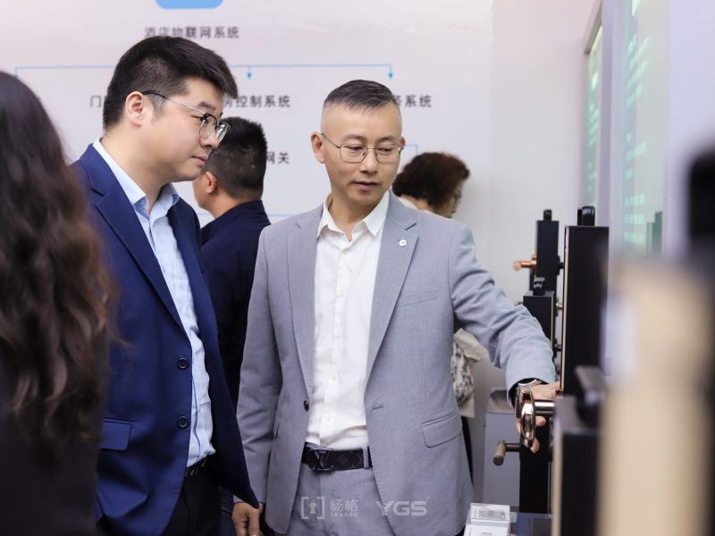 考察团参观杨格酒店锁