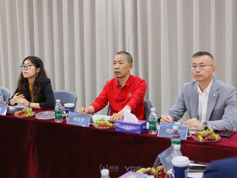 考察团共同探讨酒店锁