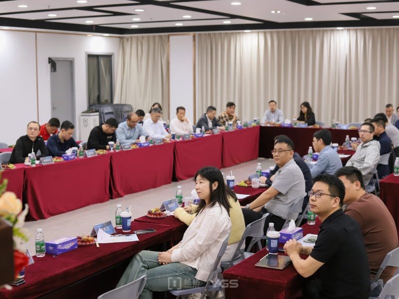 考察团共同探讨酒店锁