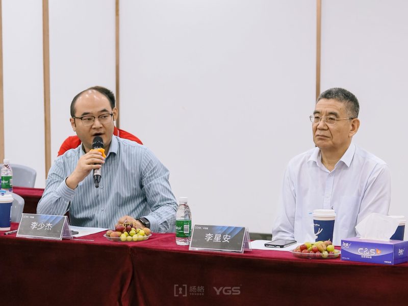 考察团共同探讨酒店锁